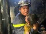 Cứu ba cháu nhỏ mắc kẹt trong đám cháy ở Hà Nội