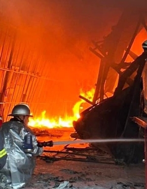 Xưởng sửa chữa ôtô bốc cháy sau tiếng nổ